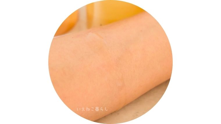 HELENUS グローイングセントボディオイル　腕の上にのせたらたれ落ちてしまいました