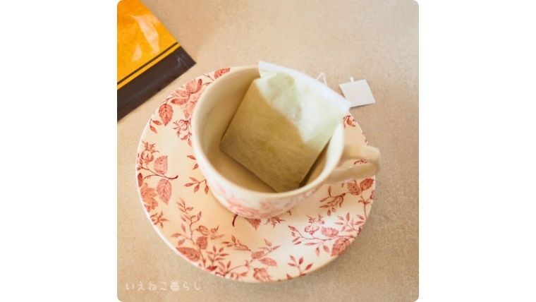 「美爽煌茶」ティーバッグをティーカップに入れたところ