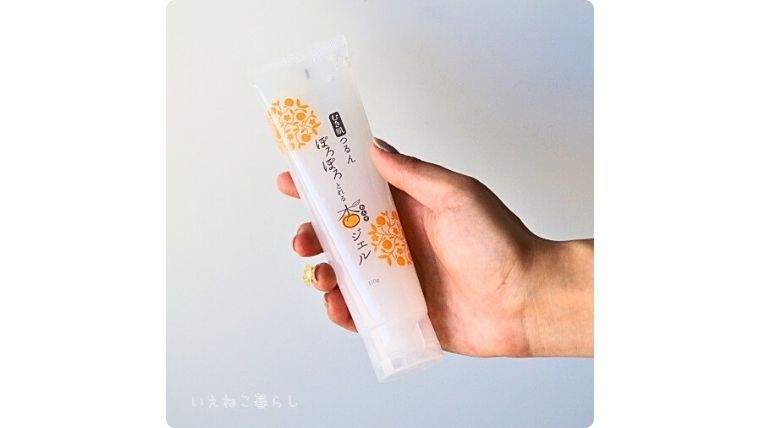 「むき肌つるん ぽろぽろとれる杏ジェル」手で持ったサイズ感